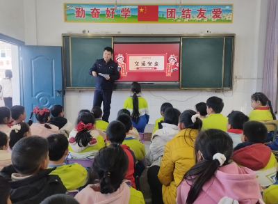 月明小学：开展“法治宣讲进校园”活动