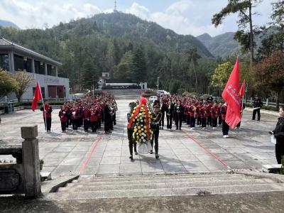 房县天明小学：清明祭英烈  红韵永传承 