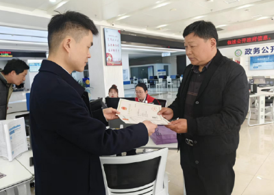 房县政务服务中心：主动提醒护经营 精准服务显温情 