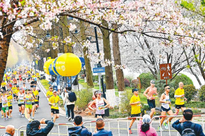 “汉马”十年 足音铿锵