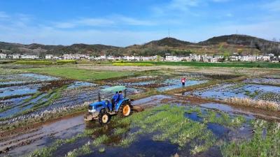央视两天四次聚焦房县新装备助力春耕生产