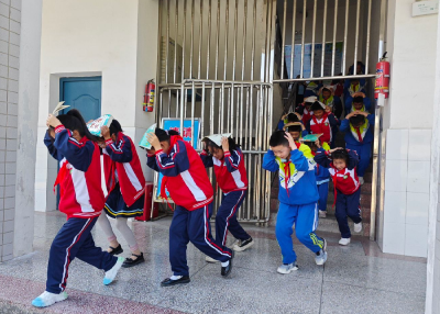 月明小学：实景模拟练地震 防灾避险入童心