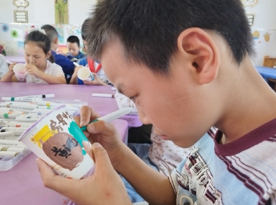 军店镇月明小学：心理魔法课“点纸成金”