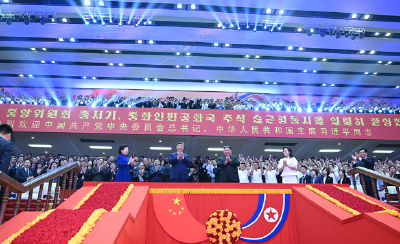 习近平和彭丽媛观看朝鲜专场文艺演出