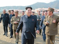 金正恩视察洪灾重建样板区 被数万军民热烈拥护