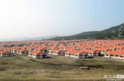 金正恩视察洪灾重建样板区 被数万军民热烈拥护