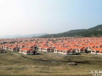金正恩视察洪灾重建样板区 被数万军民热烈拥护