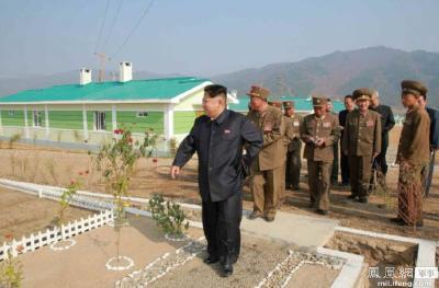 金正恩视察洪灾重建样板区 被数万军民热烈拥护