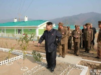 金正恩视察洪灾重建样板区 被数万军民热烈拥护