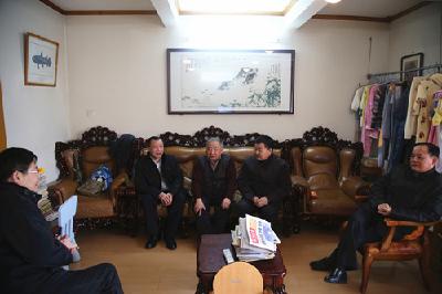 李胜强慰问在汉水产院士专家代表