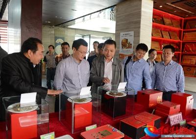 全省茶界代表参加湖北省茶叶绿色生产模式观摩活动