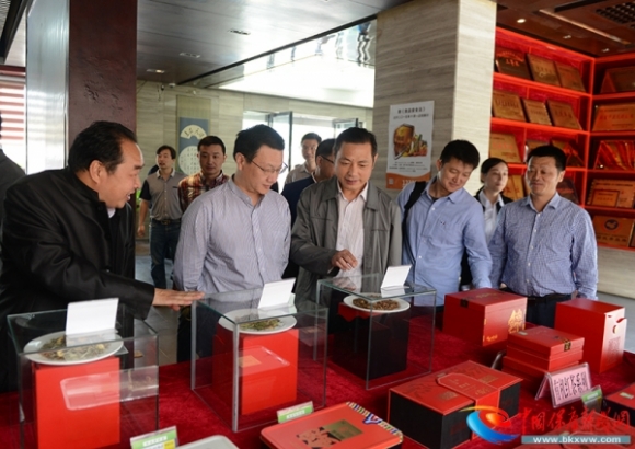 全省茶界代表参加湖北省茶叶绿色生产模式观摩活动