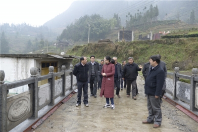 甘方谦调研推进精准脱贫工作