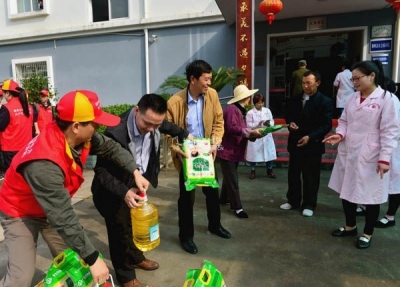 国网鹤峰县供电公司老年艺术队进县福利院进行慰问演出 