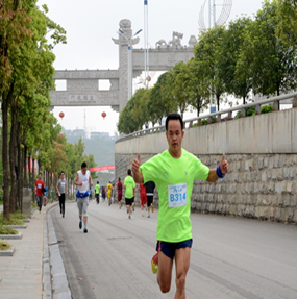 来凤举行庆“五一”全民健身徒步走比赛