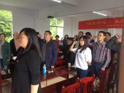  州财政局党员干部到扶贫点参加主题党日活动