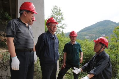 《中国高速公路建设实录》编委会主任黄镇东 调研恩施州峡谷大桥 