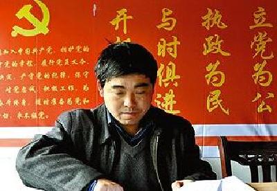 王海涛再上店子坪 向身边典型“愚公支书”学习