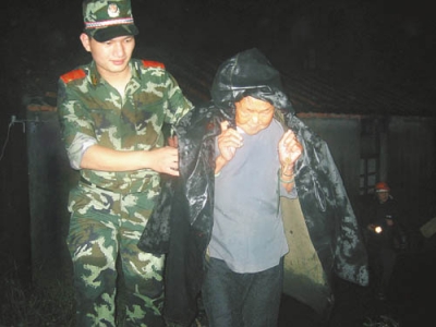 洪水来袭，两千多名遇险群众深夜大转移