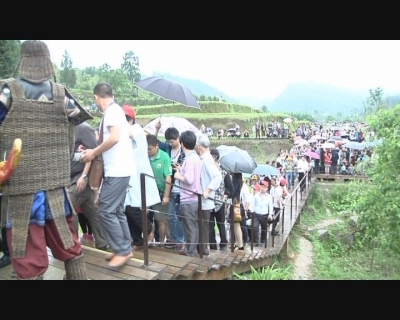 唐崖土司城址世界文化遗址公园开园首日游人如织