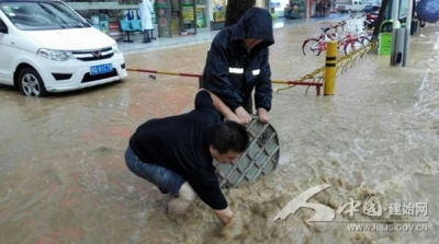 暴雨倾城 建始城管应急抢险队伍奋战在救灾一线