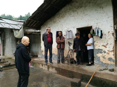 州环保局深入扶贫村开展“不忘初心”活动