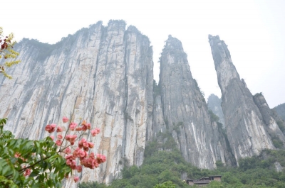 暴雨致大峡谷旅游公路山体再度坍塌 相关部门更改设计方案及时除险保畅