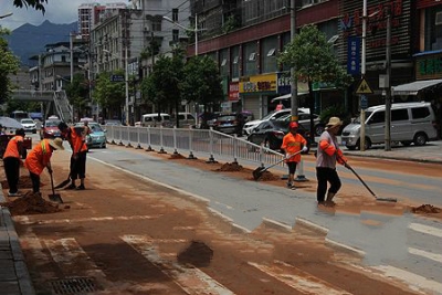 暴雨致州城部分地段滑坡 600余环卫工人连夜清淤