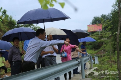 州委组织部党员冒雨重走龙坪店子坪村“创业路”