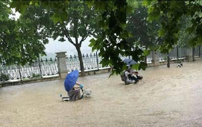 武汉暴雨已致14人死亡 官方释疑为何仍