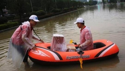 武汉暴雨交通瘫痪 快递员“跨海”送包裹