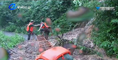 视频 | 建始：暴雨致六人被困 消防紧急救援
