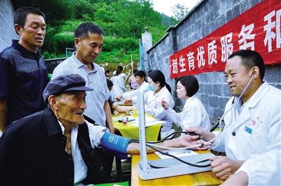 义诊送健康服务贫困户