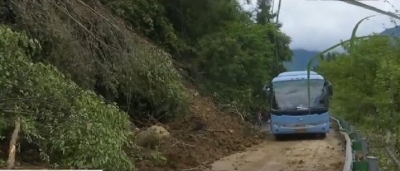 视频|巴东：348国道道路中断 部门抢修保畅通