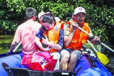 58名大学生组志愿队 协助救出七百居民