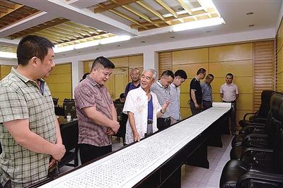 老党员手抄32米党章 献礼建党95周年