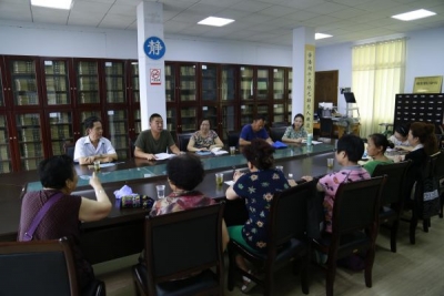 州图书馆召开退休职工座谈会共话未来发展