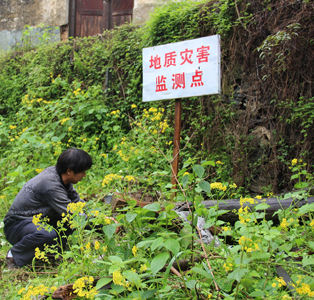 鹤峰中营镇干部24小时驻守地质灾害点 监测确保群众安全