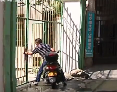 视频 | 楼下污水横流 楼上居民怨声载道