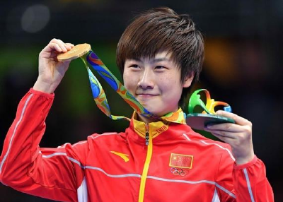 丁宁成闭幕式旗手 中国乒乓球队第一次有队员出任旗手