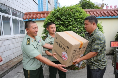 恩施州中心医院向武警消防官兵捐赠备灾救灾医药物资