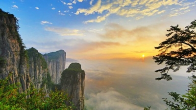 刘芳震带队赴省铁投集团 推进恩施旅游观光铁路 建设