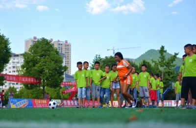 咸丰：足球课堂踢出快乐暑假