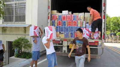 恩施州烟草物流中心：为一线员工“夏日送清凉”