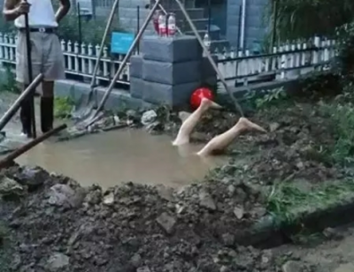 暖新闻 | 最美！六旬水管工扎进污水抢修 仅露双腿