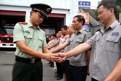 巴东百名保安齐聚“红门”学消防