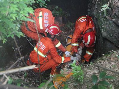 男子不幸坠入天坑 恩施消防官兵成功营救