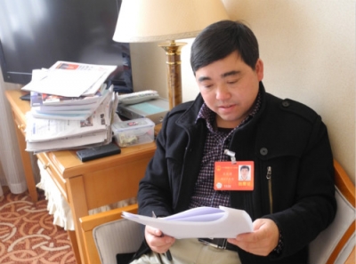 “愚公支书”王光国为选调生作报告