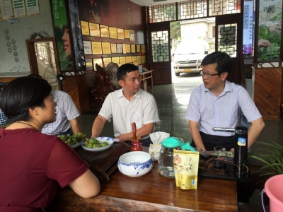 州领导陪同调研“合作社助力精准扶贫”