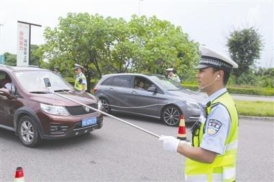 趣闻 | 网络直播查酒驾点击量超3万 四川交警变“网红”